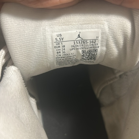 Air Jordan 12 Retro (GS) white/gym red/black size 5.5Y EUC with box - Picture 6 of 7